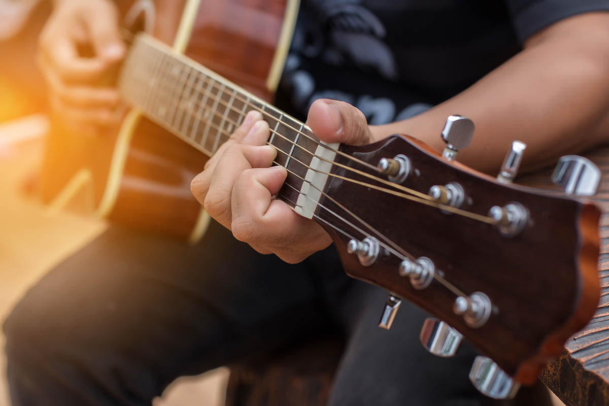 Playing perfect riff.